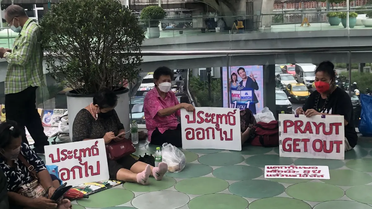 มวลชนทยอยปักหลัก "สกายวอร์ค ปทุมวัน" รอฟังคำชี้ชะตา “ประยุทธ์”