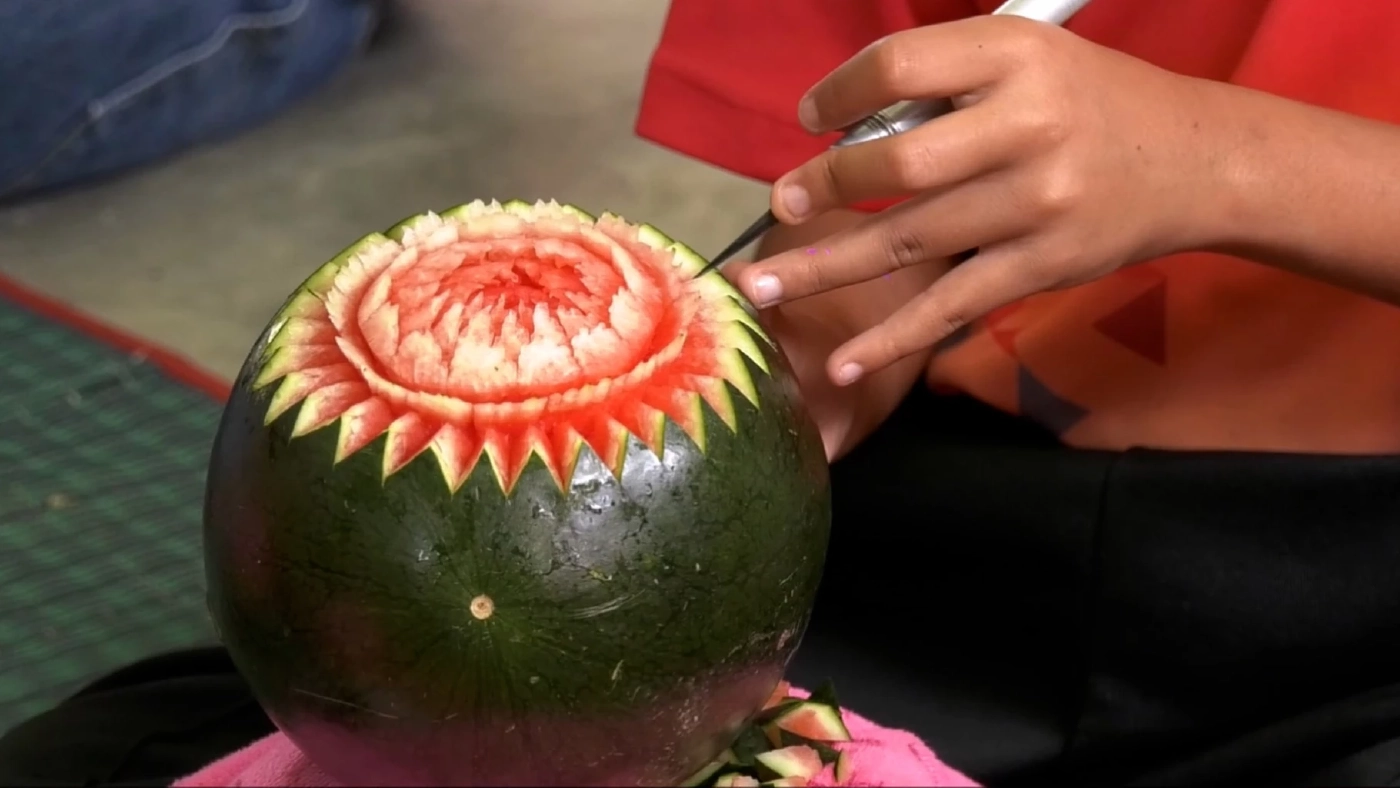 สุดทึ่งนักเรียนหญิงชั้น ป.4 แกะสลักผลไม้งามตระการตา สุดทึ่งนักเรียนหญิงชั้น ป.4 แกะสลักผลไม้งามตระการตา