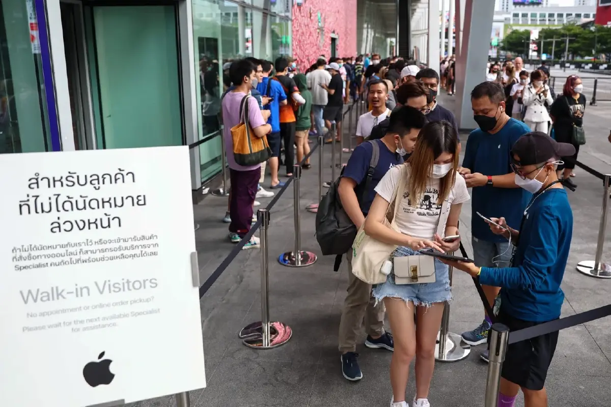 สุดปัง สาวก “iPhone 14” แห่จองคิว-รับเครื่องยอดทะลุ 1,000 คิวเรียบร้อยแล้ว!