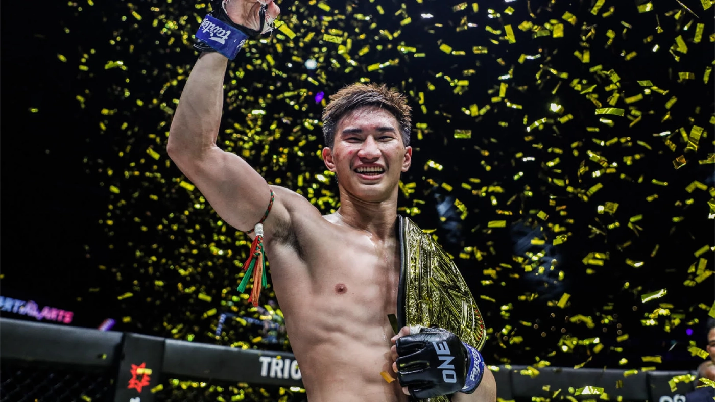 "ตะวันฉาย" โค่น "เพชรมรกต" คว้าแชมป์โลกเฟเธอร์เวต 