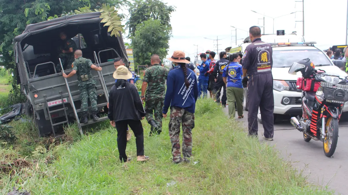 หวิดสลด รถจีเอ็มซีทหารยางระเบิด ตกข้างทางมีทหารบาดเจ็บ 15 นาย หวิดสลด รถจีเอ็มซีทหารยางระเบิด ตกข้างทางมีทหารบาดเจ็บ 15 นาย