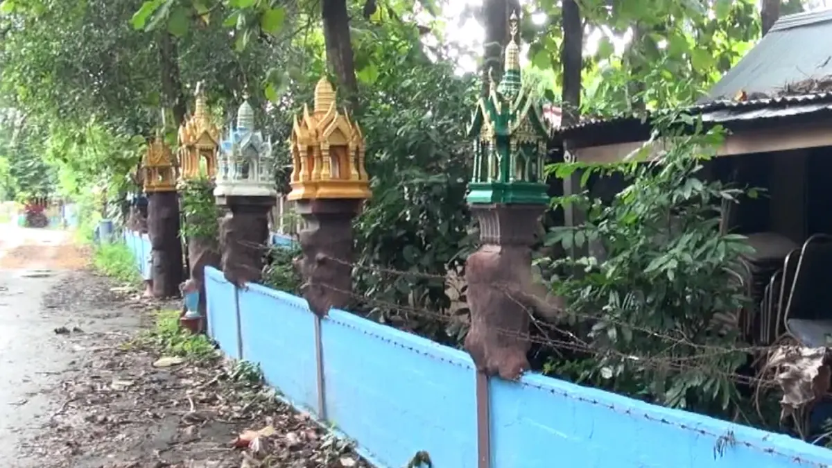 ไอเดียเจ๋งชวนหลอน ลุงเก็บศาลพระภูมิข้างทางทำรั้วบ้าน ไอเดียเจ๋งชวนหลอน ลุงเก็บศาลพระภูมิข้างทางทำรั้วบ้าน