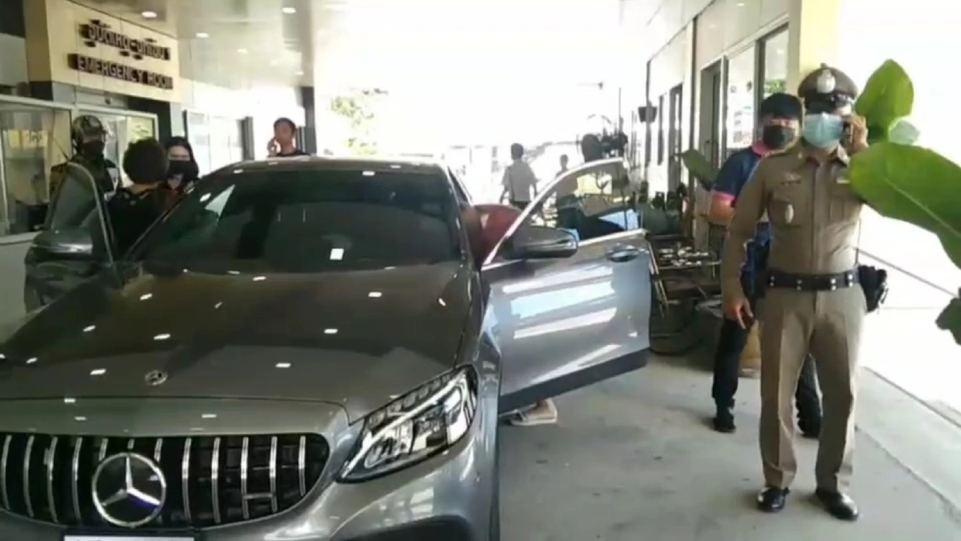 เสี่ยดวงแข็ง ถูกรัวยิง 6 นัดคาเบนซ์ กลั้นใจขับรถไปถึง รพ. รอดหวุดหวิด