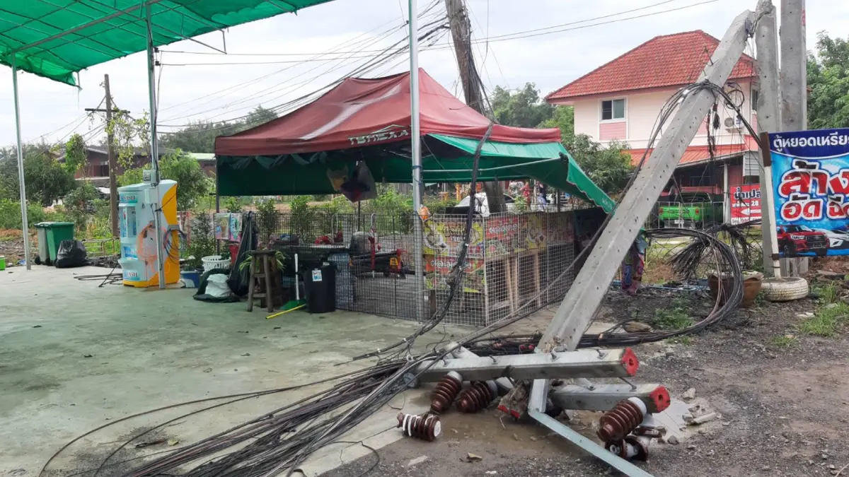 พายุกระหน่ำ ลาดหลุมแก้ว เสาไฟฟ้าล้มกว่า 20 ต้น บ้านเรือนพังเสียหายหลายหลัง พายุกระหน่ำ ลาดหลุมแก้ว เสาไฟฟ้าล้มกว่า 20 ต้น บ้านเรือนพังเสียหายหลายหลัง