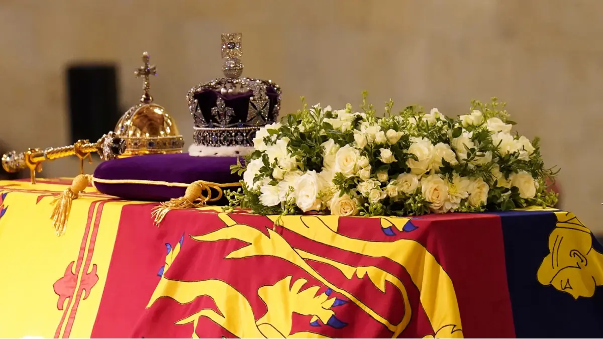 รวบชายนิรนามฝ่าแถวไปจับหีบพระศพควีน