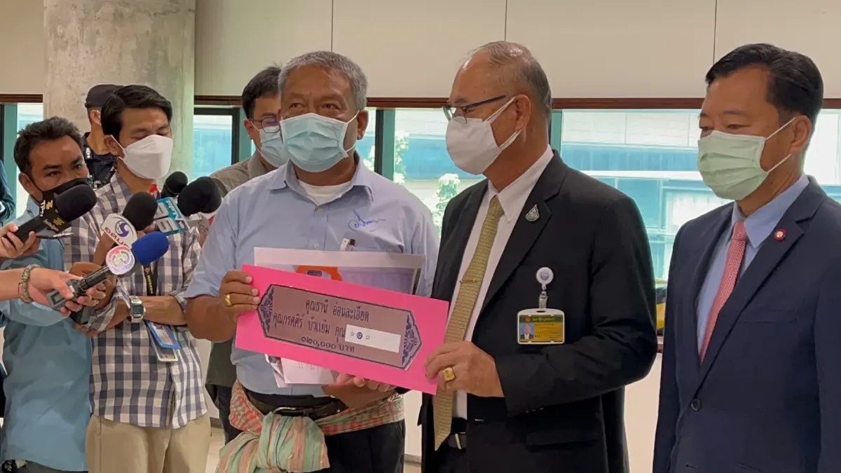 "วัชระ"ยื่นหลักฐาน ส.ว.ร่วมทำบุญ ส.ต.ท.หญิง ให้ คกก.จริยธรรม วุฒิสภา