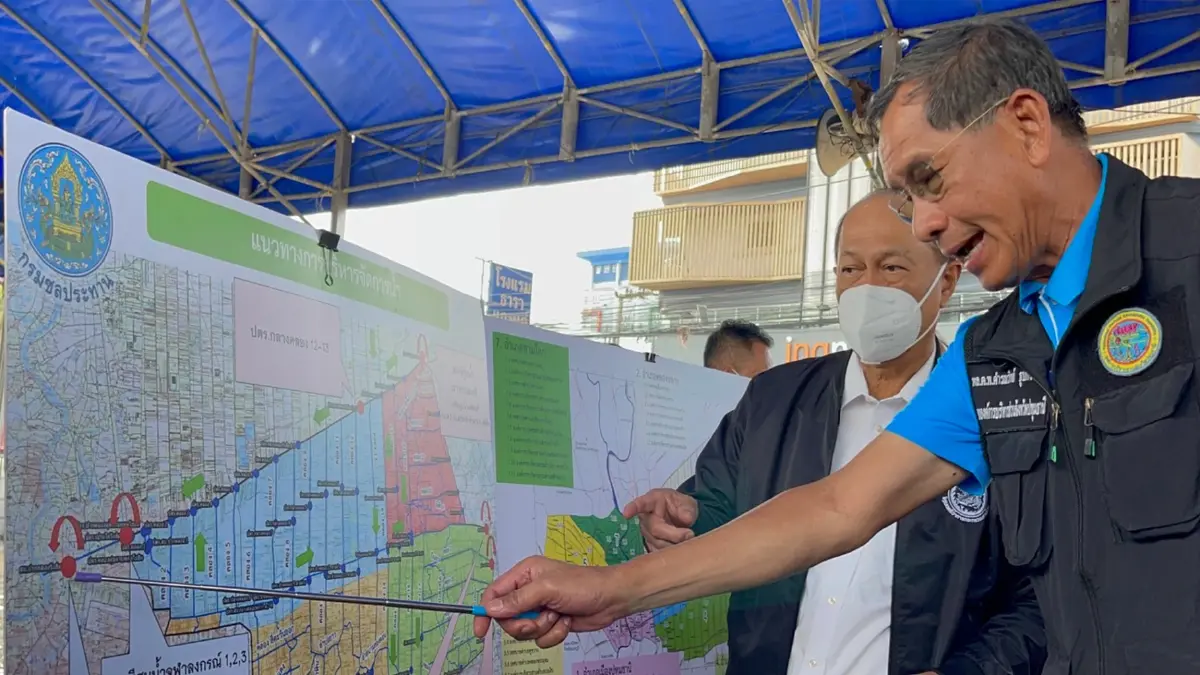 "อนุพงษ์" ติดตามสถานการณ์น้ำท่วมรังสิต พร้อมสั่งการ นำรถมาสแตนบายรับปชช.