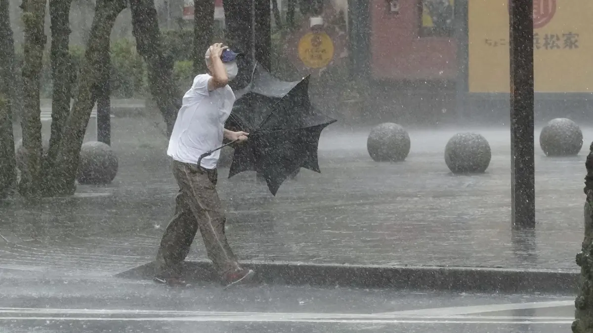 ญี่ปุ่นจับตาพายุ "หินหนามหน่อ" ทำฝนตกหนัก-ลมแรงถล่มโอกินาวา
