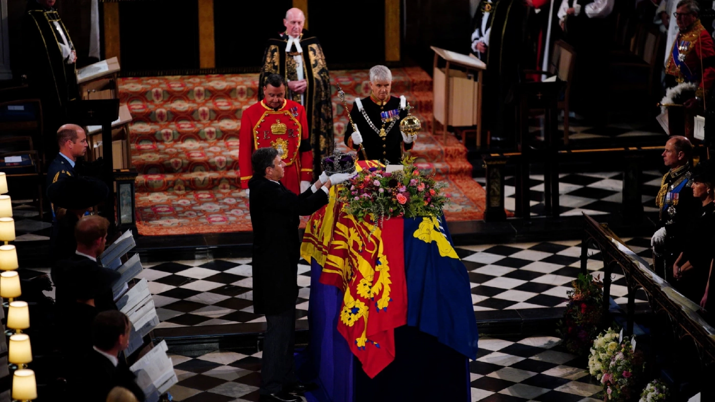 ฝังพระบรมศพควีนเอลิซาเบธที่ 2 สิ้นสุดรัชสมัยอย่างทางการ