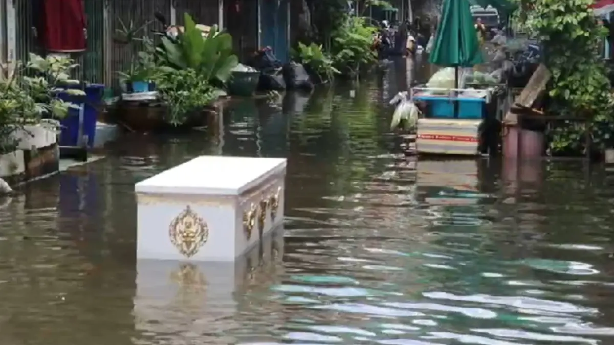 เล่นเอาหลอน!! โลงศพลอยตามน้ำผ่านบ้านเรือนประชาชนย่านสะพานใหม่ (มีคลิป) เล่นเอาหลอน!! โลงศพลอยตามน้ำผ่านบ้านเรือนประชาชนย่านสะพานใหม่ (มีคลิป)