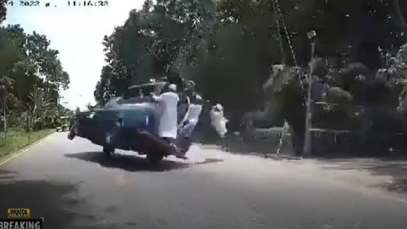 ระทึก!! เปิดวงจรปิดรถโรงเรียนชนด่านพลิกคว่ำควันตลบ นร.วิ่งหนีตาย (มีคลิป)