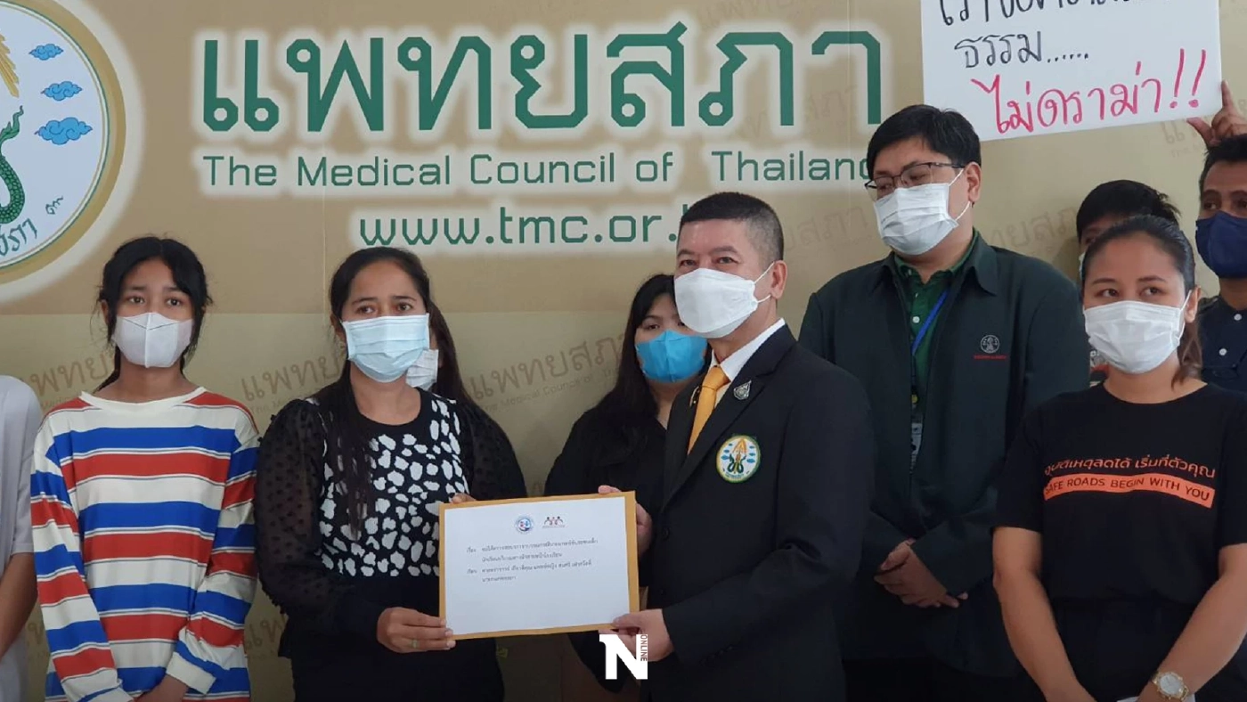 บุกยื่นหนังสือแพทยสภา จี้สอบจริยธรรม"หมอชนเด็ก"คาทางม้าลายไม่ดูดำดูดี