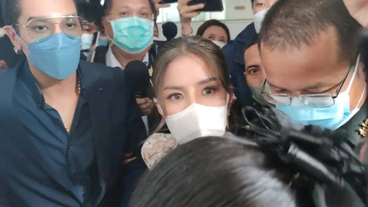 “ดีเจแมน-ใบเตย”ยันไม่หลบหนีแน่นอน สบายใจหลังพบดีเอสไอ “ดีเจแมน-ใบเตย”ยันไม่หลบหนีแน่นอน สบายใจหลังพบดีเอสไอ