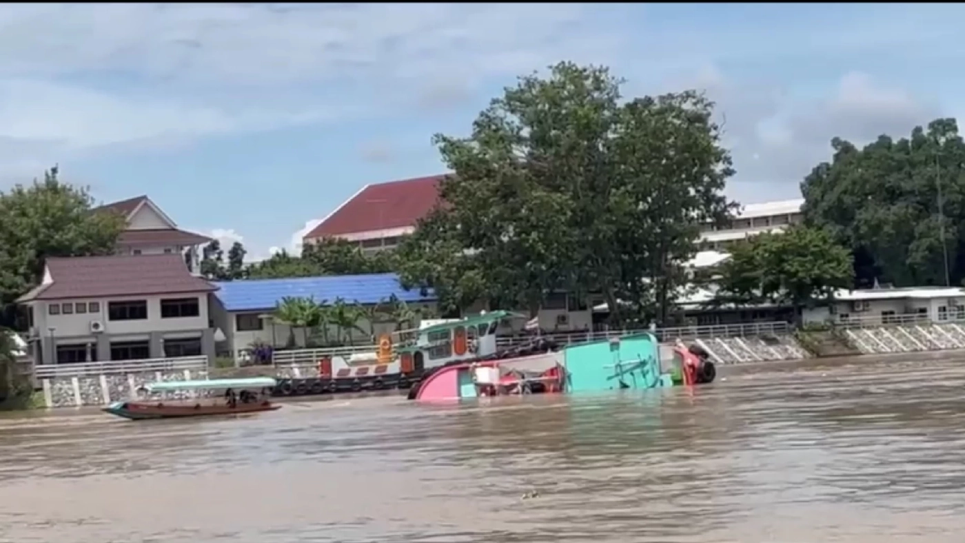 อีกแล้ว เรือเทียบข้างเรือบรรทุกสินค้าล่มอยุธยา คนขับรอดหวุดหวิด (มีคลิป) อีกแล้ว เรือเทียบข้างเรือบรรทุกสินค้าล่มอยุธยา คนขับรอดหวุดหวิด (มีคลิป)