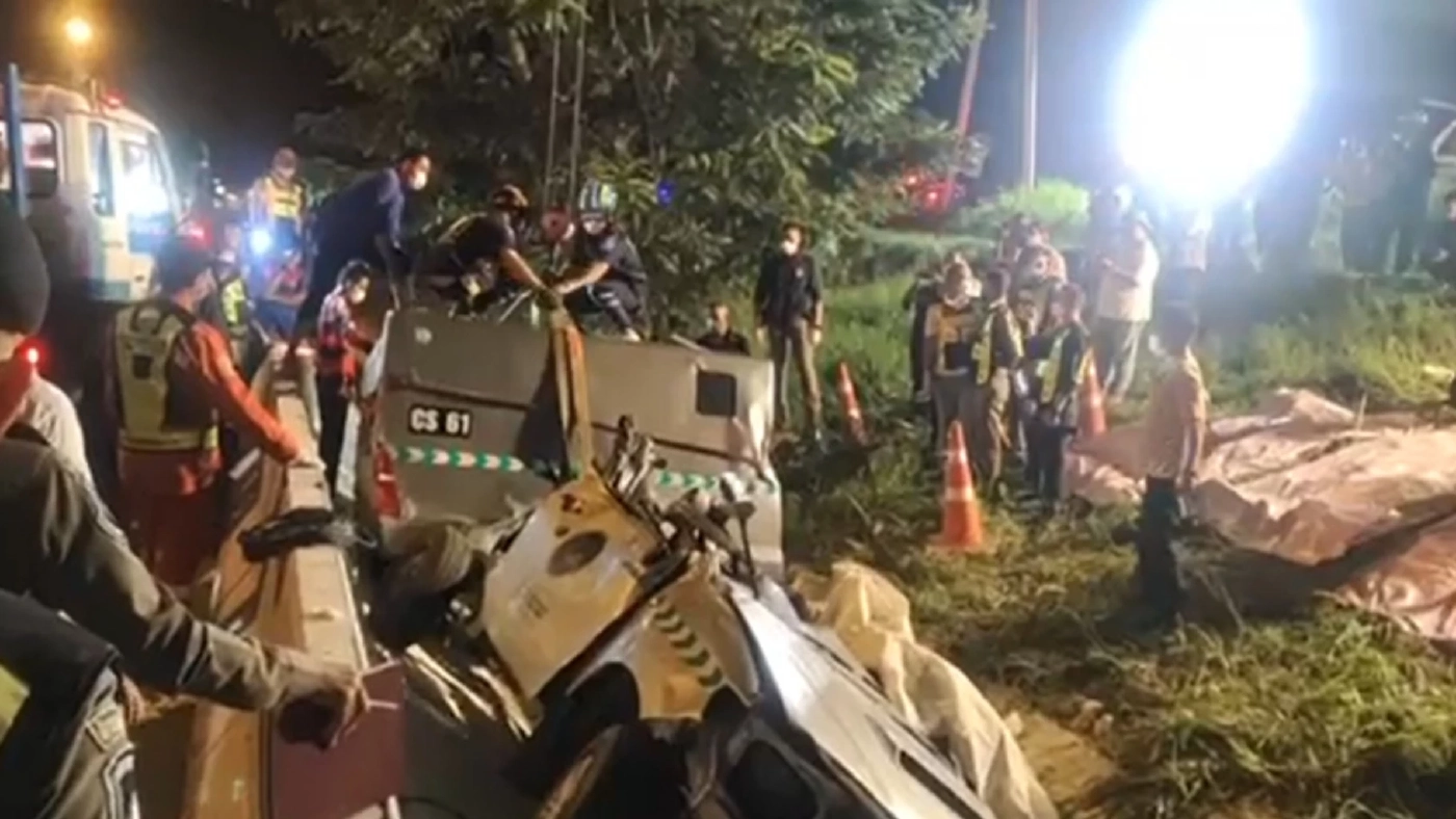 สยอง รถขนเงินกว่า 10 ล้าน ชนแบริเออร์ เสียหลักพลิกคว่ำ พังยับ ดับ 3