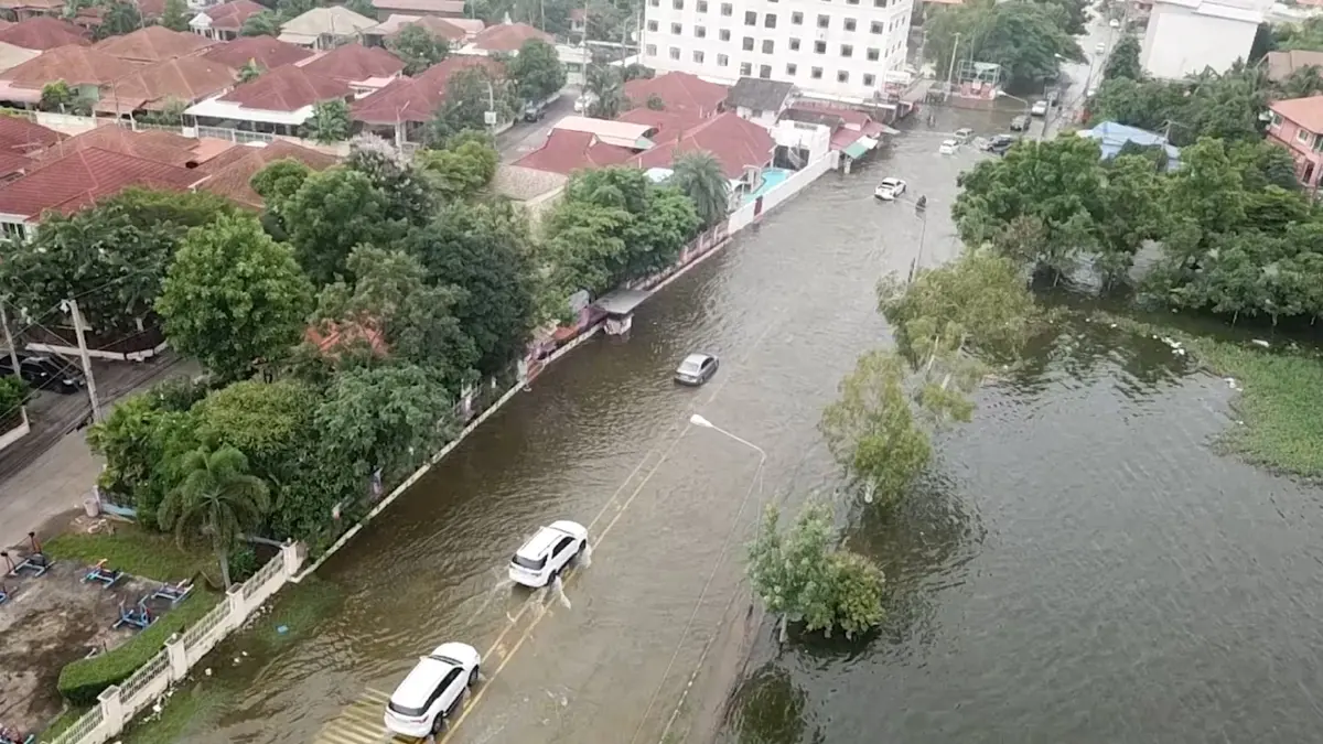 เทศบาลตำบลบ้านเป็ดประกาศเตือนภัยขั้นสูงสุดให้ประชาชนรีบขนย้ายสิ่งของ