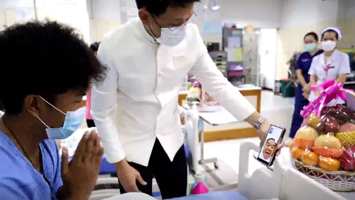 “บิ๊กป้อม” วิดีโอคอลขอบคุณ “น้องบาส” ฮีโร่ช่วยเด็กถูกไฟดูด (มีคลิป) “บิ๊กป้อม” วิดีโอคอลขอบคุณ “น้องบาส” ฮีโร่ช่วยเด็กถูกไฟดูด (มีคลิป)