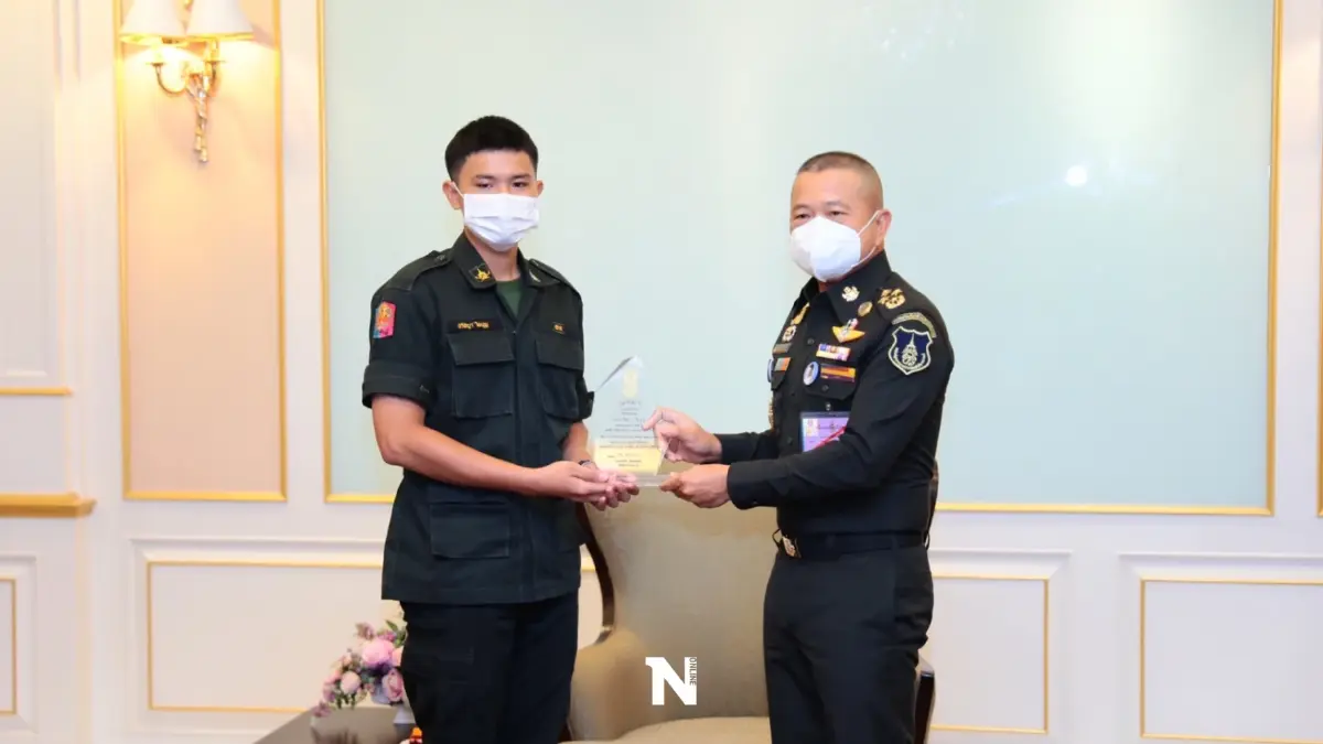 "บิ๊กบี้"มอบโล่"น้องบอส"หลังช่วยชีวิตเด็กถูกไฟช็อตชวนเข้าเตรียมทหาร