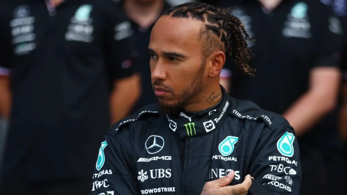 เซอร์ลูอิส แฮมิลตัน นำทีมยืนไว้อาลัยก่อนซ้อมแข่ง F1
