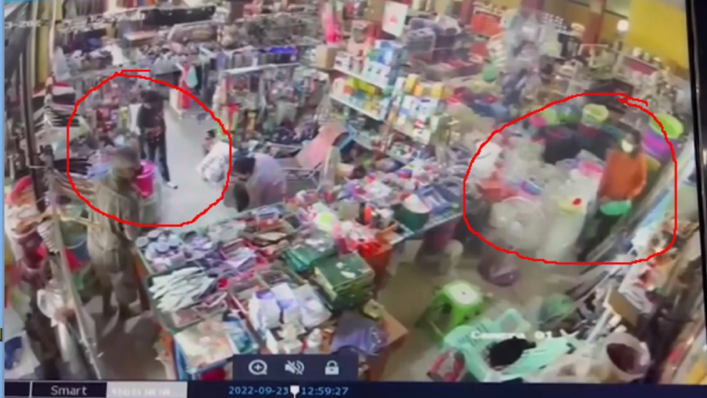 สองสาวแสบ ทำทีเลือกซื้อของ ก่อนฉกเงินตายายเจ้าของร้านร่วมแสน สองสาวแสบ ทำทีเลือกซื้อของ ก่อนฉกเงินตายายเจ้าของร้านร่วมแสน