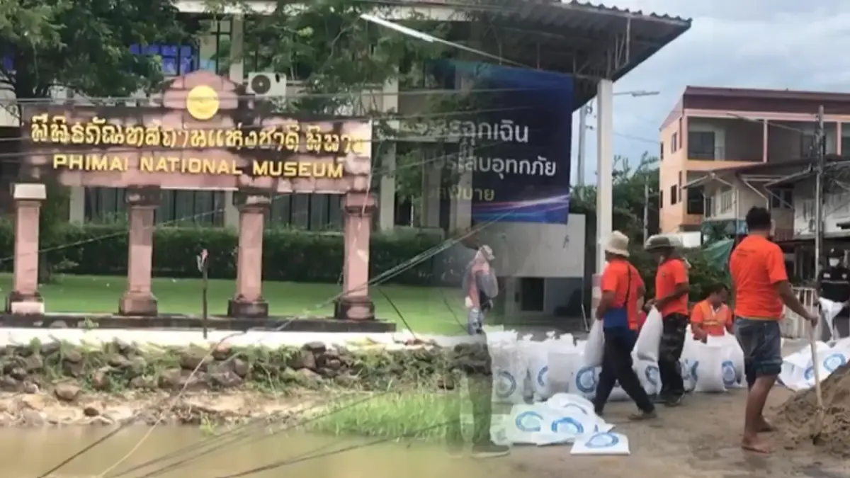 ปภ.พิมาย เร่งเสริมคันกั้นน้ำมูล ป้องน้ำท่วมปราสาทหินและพื้นที่เศรษฐกิจ ปภ.พิมาย เร่งเสริมคันกั้นน้ำมูล ป้องน้ำท่วมปราสาทหินและพื้นที่เศรษฐกิจ