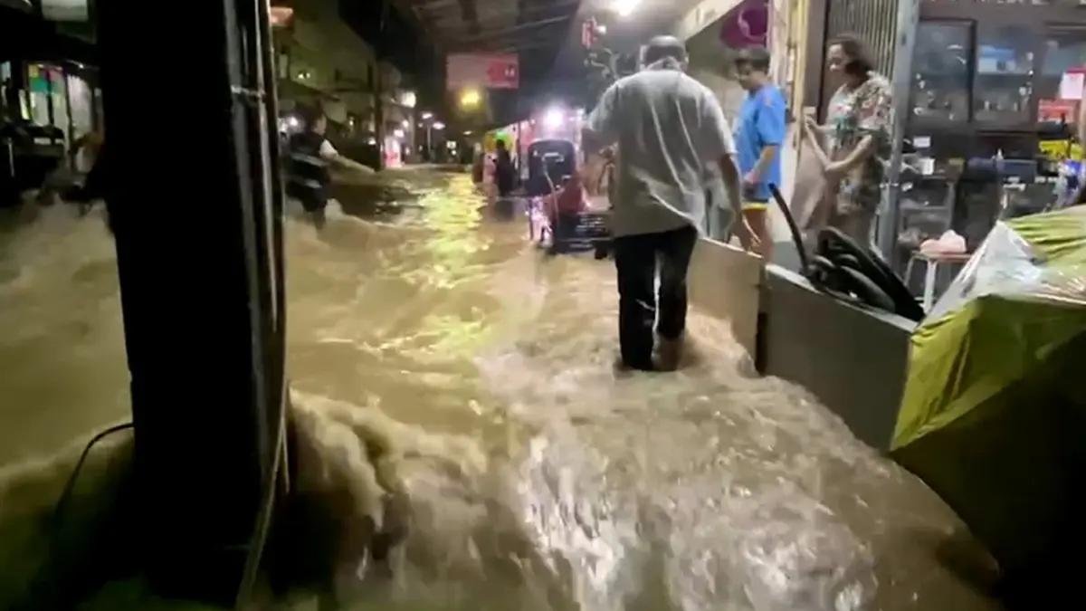 ชลบุรี - พายุฝนกระหน่ำศรีราชา -บางละมุง จมเกือบทั้งเมือง (มีคลิป) ชลบุรี - พายุฝนกระหน่ำศรีราชา -บางละมุง จมเกือบทั้งเมือง (มีคลิป)