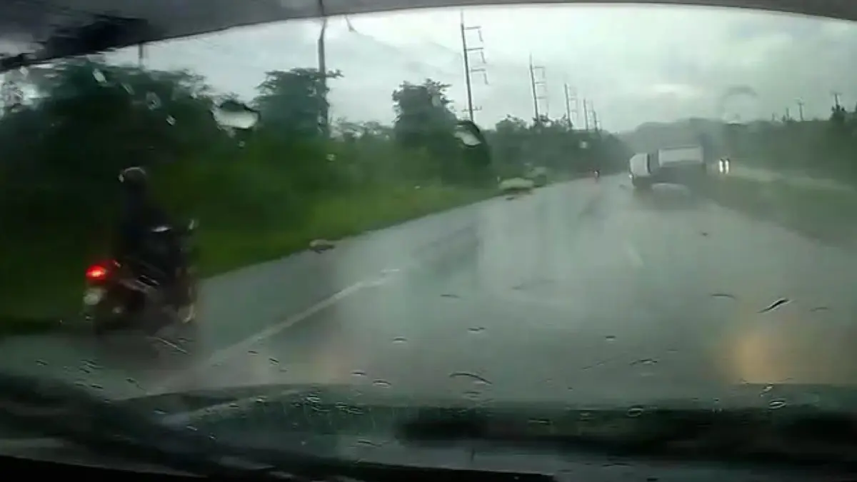 เตือนภัยฝนตกน้ำท่วมขังถนน ซิ่งกระบะแซงพลิกคว่ำ (มีคลิป) เตือนภัยฝนตกน้ำท่วมขังถนน ซิ่งกระบะแซงพลิกคว่ำ (มีคลิป)