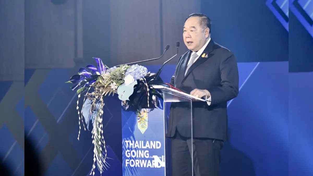 "บิ๊กป้อม"ไม่ตอบปมเอกสารกรธ.หลุดตีความนายกฯ 8 ปี