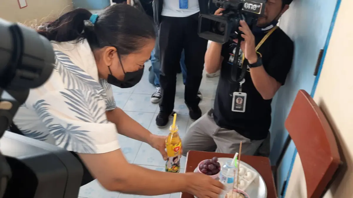 ยายพร้อมญาติ เชิญดวงวิญญาณ "น้องโชค" ตา ชี้ เป้าหมายที่ตั้งไว้กับหลานจบแล้ว ยายพร้อมญาติ เชิญดวงวิญญาณ "น้องโชค" ตา ชี้ เป้าหมายที่ตั้งไว้กับหลานจบแล้ว