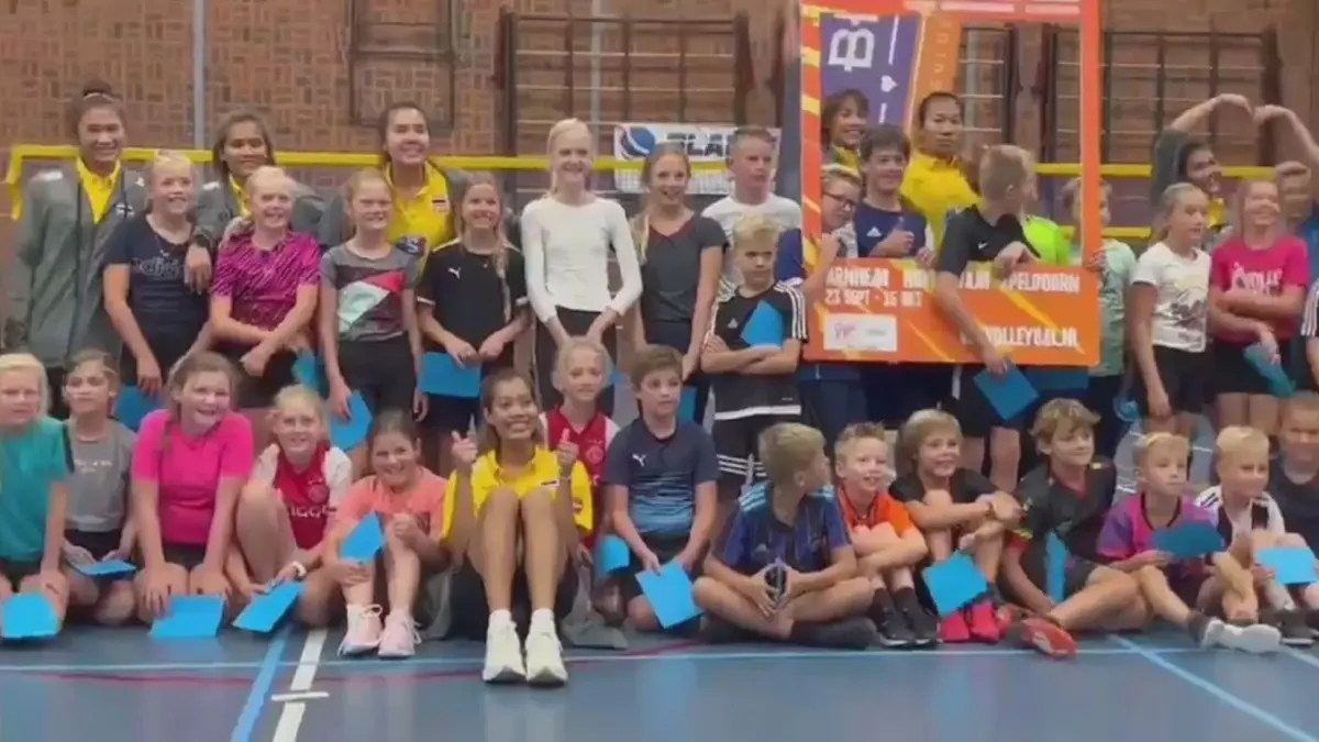 เด็กๆสุดปลื้ม! "วอลเลย์บอลหญิงไทย" เปิดคลินิกสอนเยาวชนในเนเธอร์แลนด์ เด็กๆสุดปลื้ม! "วอลเลย์บอลหญิงไทย" เปิดคลินิกสอนเยาวชนในเนเธอร์แลนด์