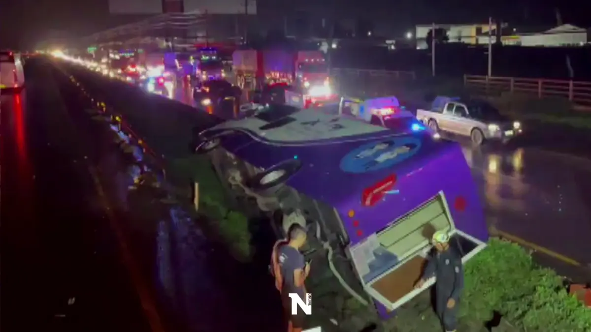 ฝนตกถนนนลื่น รถมินิบัส เอกซเรย์ ไถลลื่นตกร่องเจ็บ 14 ราย ฝนตกถนนนลื่น รถมินิบัส เอกซเรย์ ไถลลื่นตกร่องเจ็บ 14 ราย