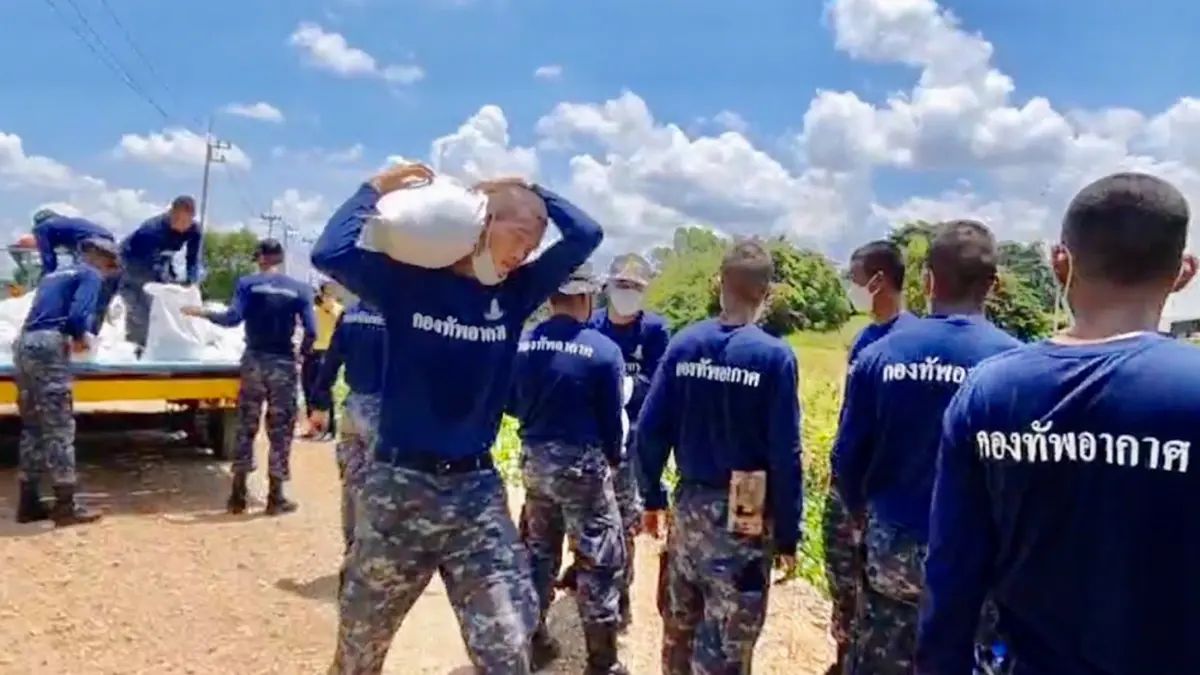ผบ.ทอ. ส่งทหาร-เรือท้องแบน-สิ่งของบรรเทาทุกข์ เร่งช่วยเหลือชาว อ.เสนา ผบ.ทอ. ส่งทหาร-เรือท้องแบน-สิ่งของบรรเทาทุกข์ เร่งช่วยเหลือชาว อ.เสนา