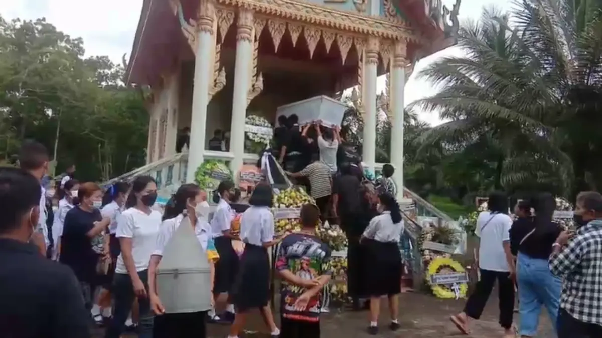 สุดเศร้า! เผาแล้วร่าง 3 นร. เหยื่อ "ไอ้ต้อย" คลั่งยาบ้า แยกทำพิธี 3 วัด สุดเศร้า! เผาแล้วร่าง 3 นร. เหยื่อ "ไอ้ต้อย" คลั่งยาบ้า แยกทำพิธี 3 วัด