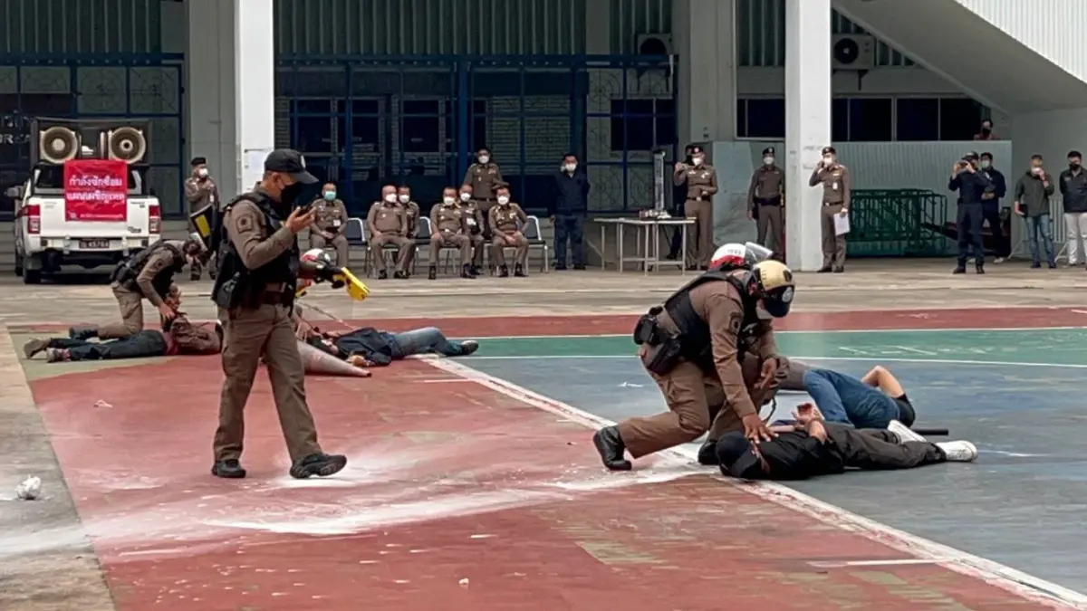 ผบ.ตร.ตรวจฝึกซ้อมระงับเหตุช่างกลตีกัน