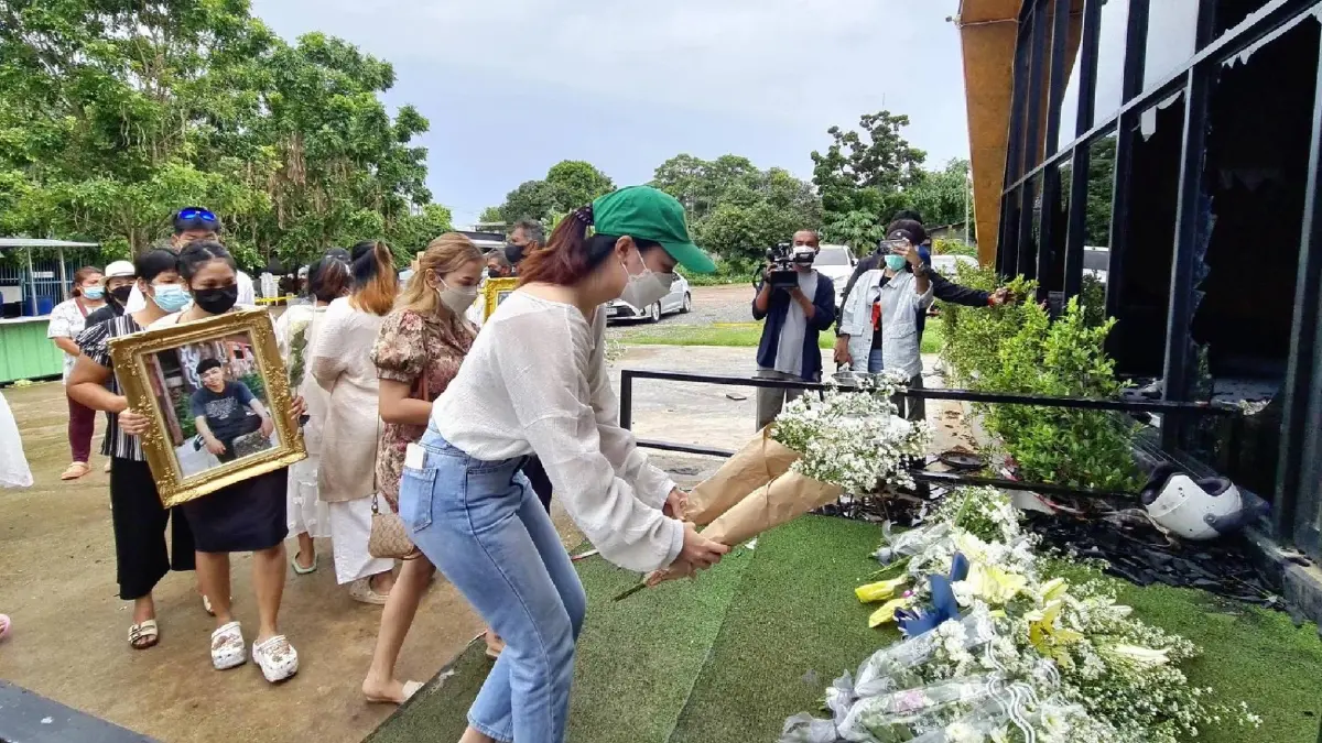 ครอบครัวเหยื่อผับมรณะไว้อาลัยครบรอบ 1 เดือน พร้อมเรียกสินไหม 241 ล้าน (คลิป) ครอบครัวเหยื่อผับมรณะไว้อาลัยครบรอบ 1 เดือน พร้อมเรียกสินไหม 241 ล้าน (คลิป)