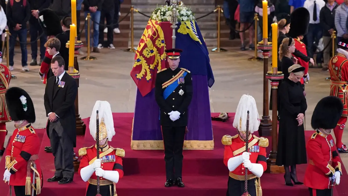 พระราชนัดดา 8 พระองค์เฝ้าพระบรมศพควีนเอลิซาเบธที่ 2