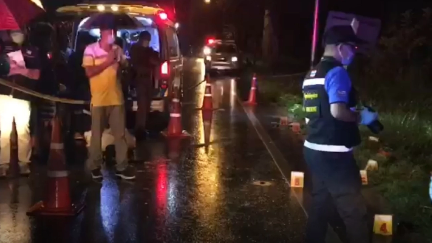 ยิงโหด ! นักเรียนชั้นม.6 ดับ 3 ราย ทิ้งร่างข้างถนน เผารถจยย.ซ้ำ วอดทั้งคัน