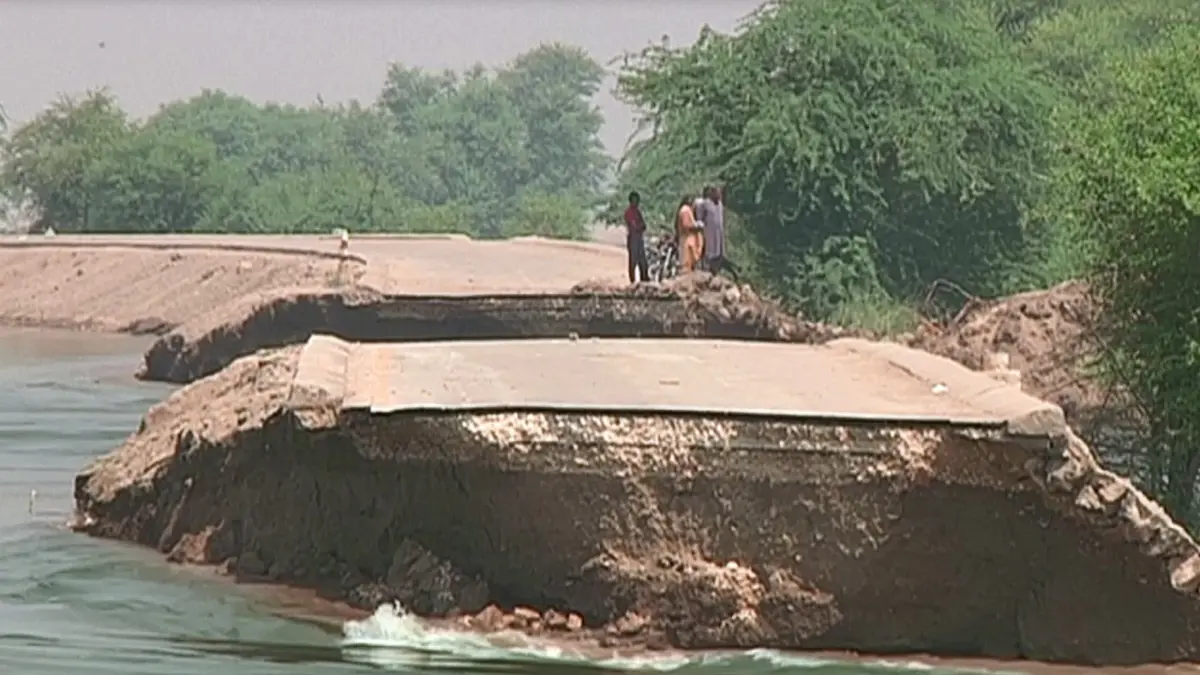 ปากีสถานทุบถนนเปิดทางน้ำไหลสกัดท่วมเมือง ปากีสถานทุบถนนเปิดทางน้ำไหลสกัดท่วมเมือง