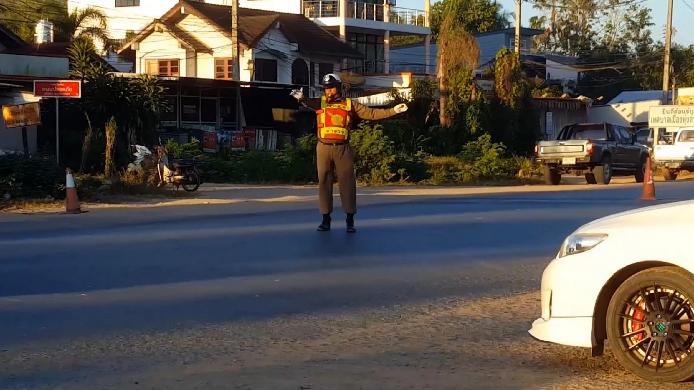 สุดยอดคุณลุง จิตอาสายืนโบกรถกลางสี่แยกไฟแดงกว่า 10 ปี