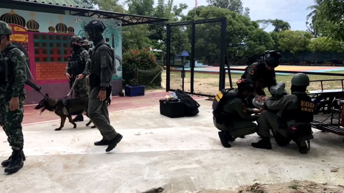 โจรใต้ซุกระเบิดปะปนกับอาหารสด หวังก่อบึ้มในโรงเรียน โชคดี EOD กู้ทัน โจรใต้ซุกระเบิดปะปนกับอาหารสด หวังก่อบึ้มในโรงเรียน โชคดี EOD กู้ทัน