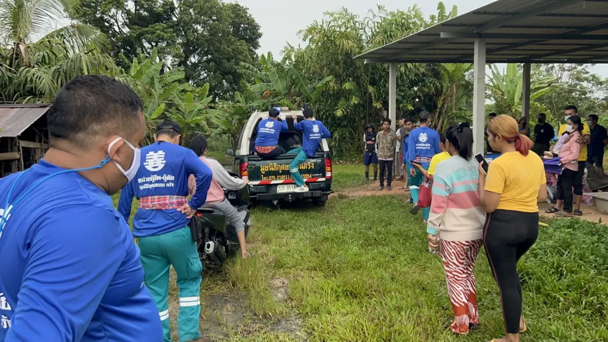 ไล่ยิงสนั่นหนุ่ม 22 กลางสายฝน กระสุน 3 นัดเข้าจุดตาย เสียชีวิตคาคอกวัว ไล่ยิงสนั่นหนุ่ม 22 กลางสายฝน กระสุน 3 นัดเข้าจุดตาย เสียชีวิตคาคอกวัว