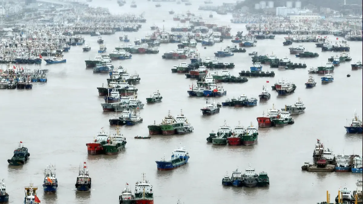 ท่าเรือจีนหยุดนิ่ง เตรียมรับมือไต้ฝุ่น “หมุ่ยฟ้า” ขึ้นฝั่ง ท่าเรือจีนหยุดนิ่ง เตรียมรับมือไต้ฝุ่น “หมุ่ยฟ้า” ขึ้นฝั่ง