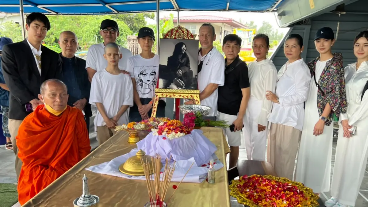 คนบันเทิงพร้อมครอบครัวร่วมพิธีลอยอังคาร “หม่อมน้อย” ด้วยความอาลัยรัก คนบันเทิงพร้อมครอบครัวร่วมพิธีลอยอังคาร “หม่อมน้อย” ด้วยความอาลัยรัก