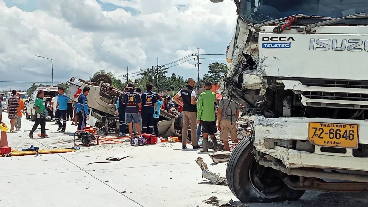 สยอง สิบล้อเบี่ยงหลบซาเล้ง กินเลนไปชนประสานงากระบะ จนมีผู้เสียชีวิต 3 ราย