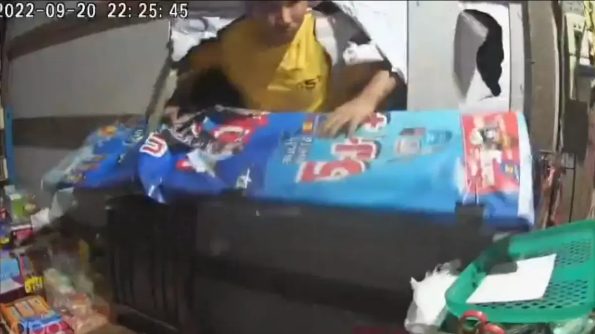 แชร์สนั่น หนุ่มบุกพังบ้านอดีตแฟนสาว ก่อนอุ้มหายไร้ร่องรอยข้ามวัน (มีคลิป)