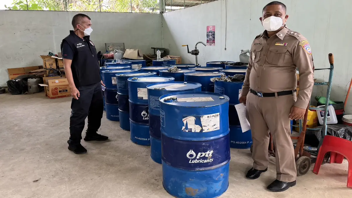 ปคบ.บุกโกดังสระบุรี ลอบผลิต จำหน่าย "น้ำมันเครื่อง ปตท.ปลอม" ปคบ.บุกโกดังสระบุรี ลอบผลิต จำหน่าย "น้ำมันเครื่อง ปตท.ปลอม"