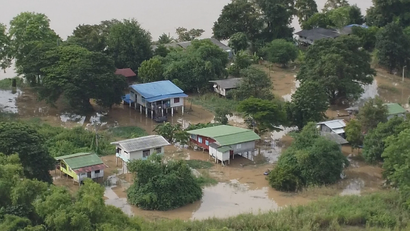 ชุมชนเกาะลอย อยุธยา จมน้ำร่วม 2 เดือน หวั่นพายุฝนซ้ำเติม (มีคลิป)