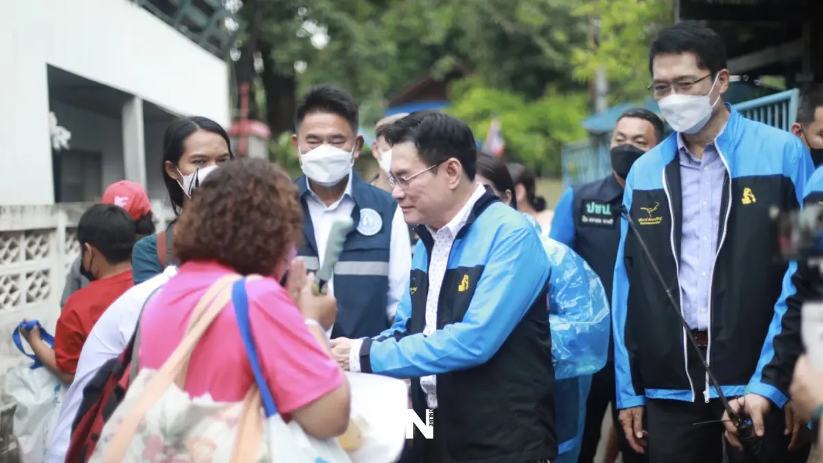 "จุรินทร์" ควง "ผู้การแต้ม" มอบถุงน้ำใจ ปชป. ช่วยผู้ประสบภัยน้ำท่วมหลักสี่