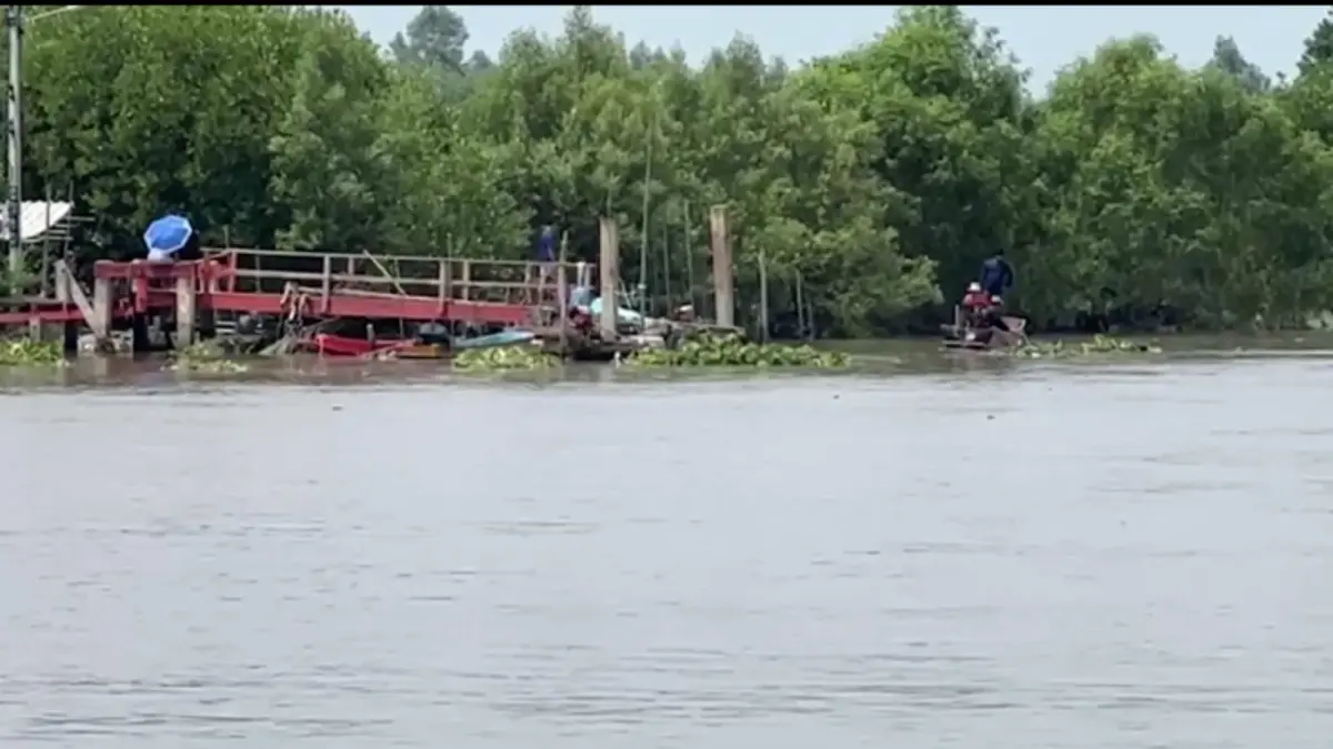 เรือประมงพื้นบ้าน เจอคลื่นซัดคว่ำกลางคลองยี่สาร ลูกเรือมุดน้ำรอด 6 หาย 1 เรือประมงพื้นบ้าน เจอคลื่นซัดคว่ำกลางคลองยี่สาร ลูกเรือมุดน้ำรอด 6 หาย 1