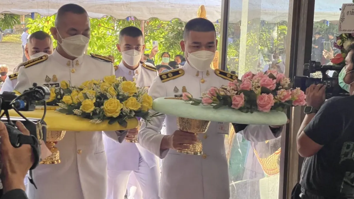 ครอบครัวผู้เสียชีวิตรับพระราชทานน้ำหลวงอาบศพท่ามกลางความโศกเศร้า ครอบครัวผู้เสียชีวิตรับพระราชทานน้ำหลวงอาบศพท่ามกลางความโศกเศร้า